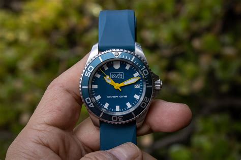 helium escape valve scuba watch.